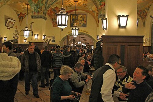 Ресторан Hofbrauhaus внутри