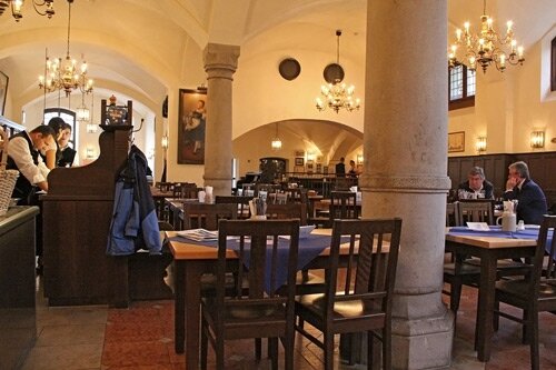 Внутри ресторана Lowenbrau